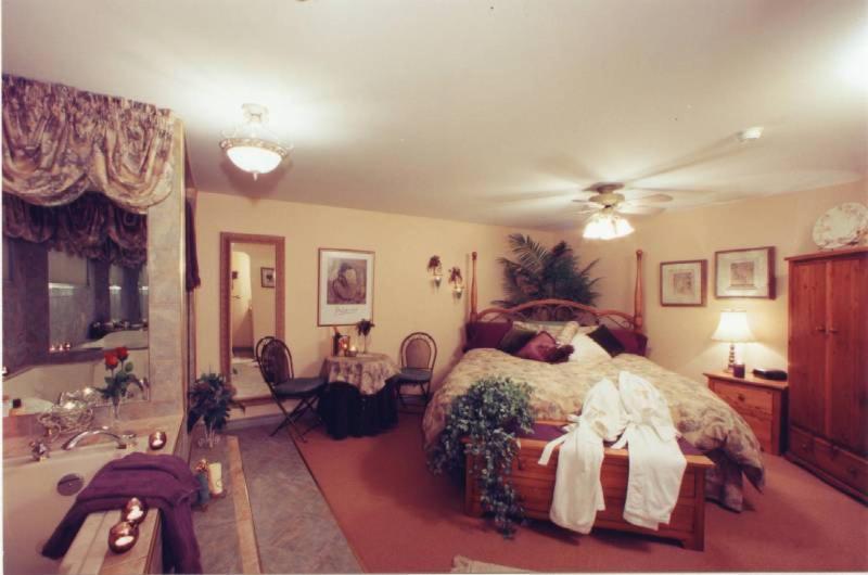 A Vista Villa Couples Retreat Kelowna Zimmer foto